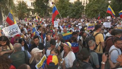 Cientos de venezolanos reivindican frente al Congreso de los Diputados en Madrid la victoria de la oposición