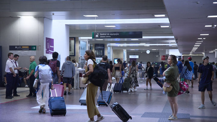 Viajeros de tren en la estación de Chamartín