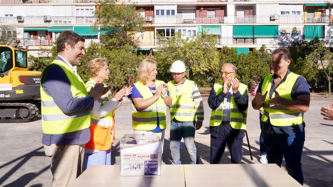 Inma Sanz coloca la primera piedra del centro de mayores Parque Europa