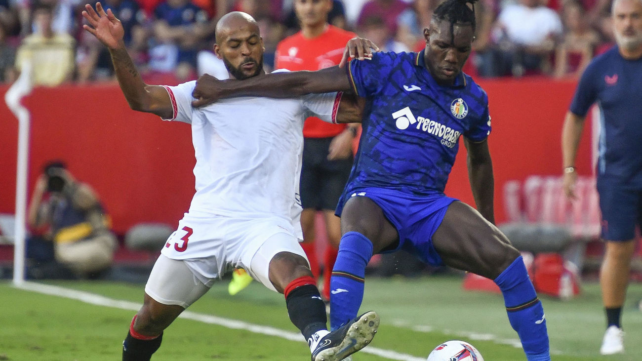 El defensa del Sevilla Marcão (i) disputa un balón con el delantero del Getafe Chrisantus Uche(d)