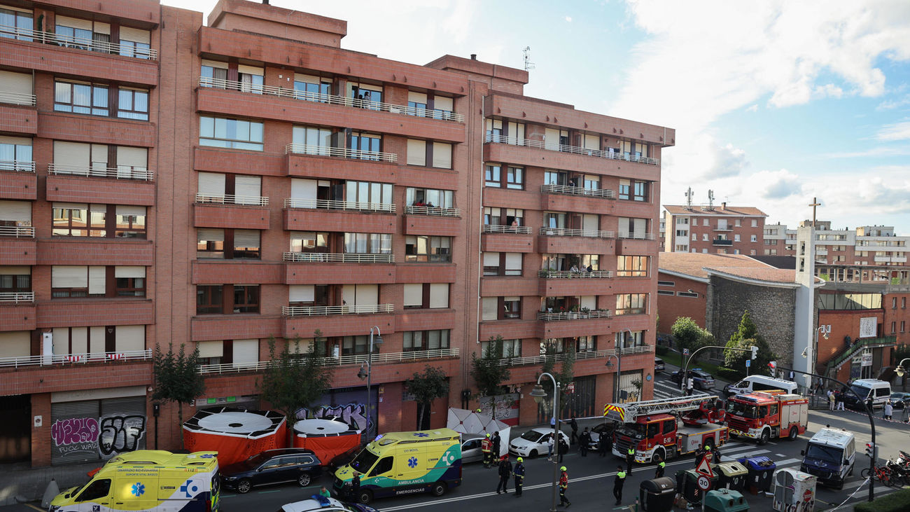 Un hombre se arroja por la ventana tras herir a sus padres con un cuchillo en Bilbao