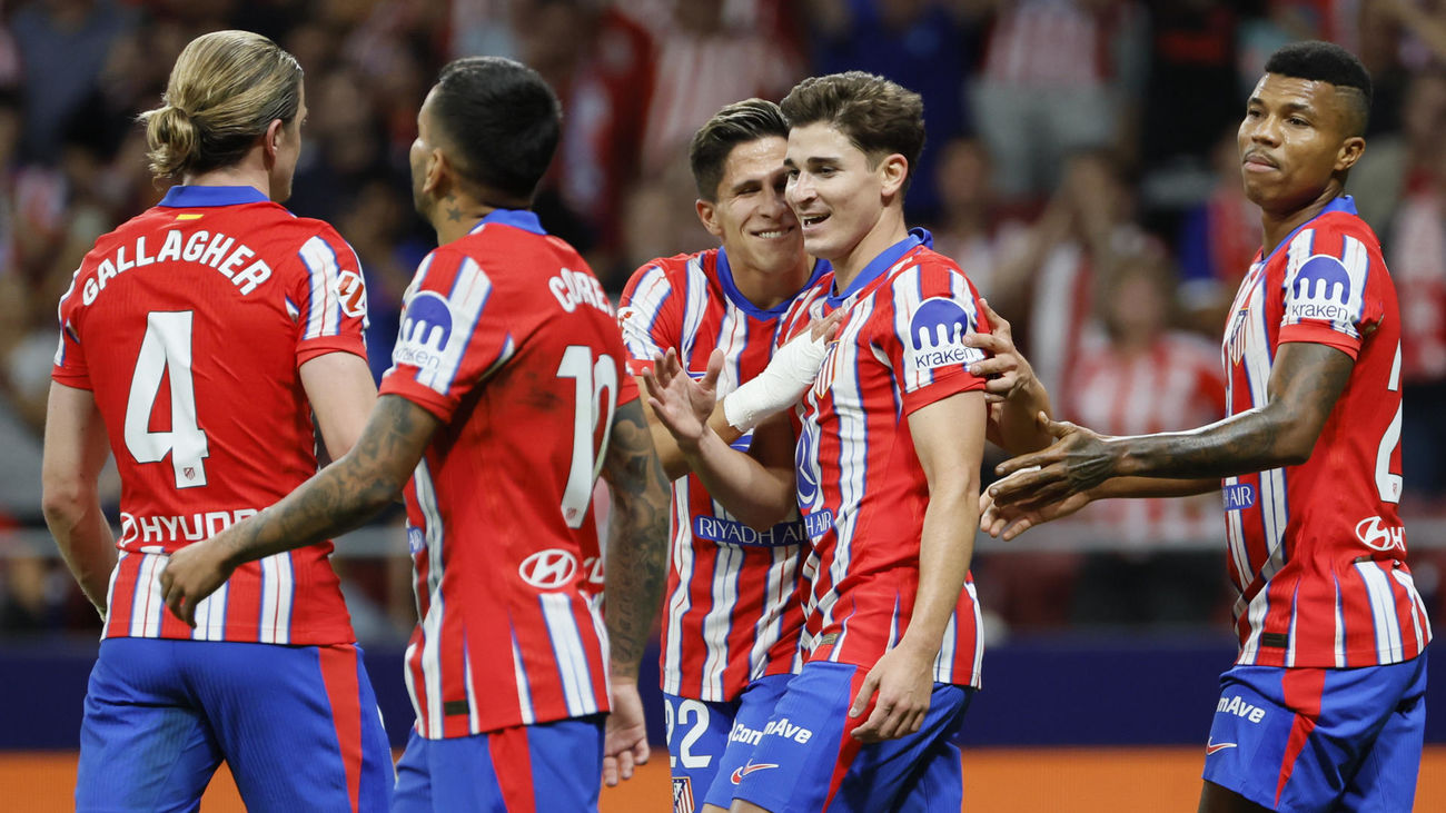 Julián Álvarez es felicitado por su gol ante el Valencia