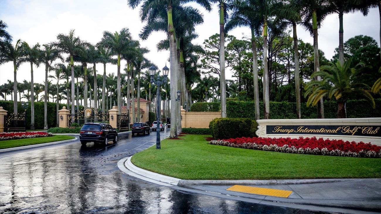 Entrada al club de golf de Trump en Florida