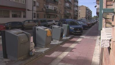 Vecinos de Parla denuncian problemas de insalubridad por unos contendores colocados junto a sus ventanas