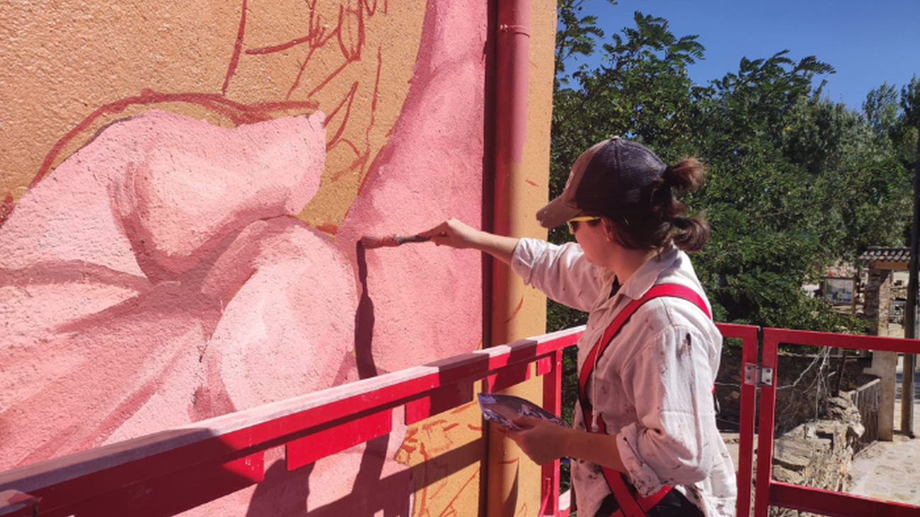 Elaboración de uno de los murales de la Sierra Norte de Madrid