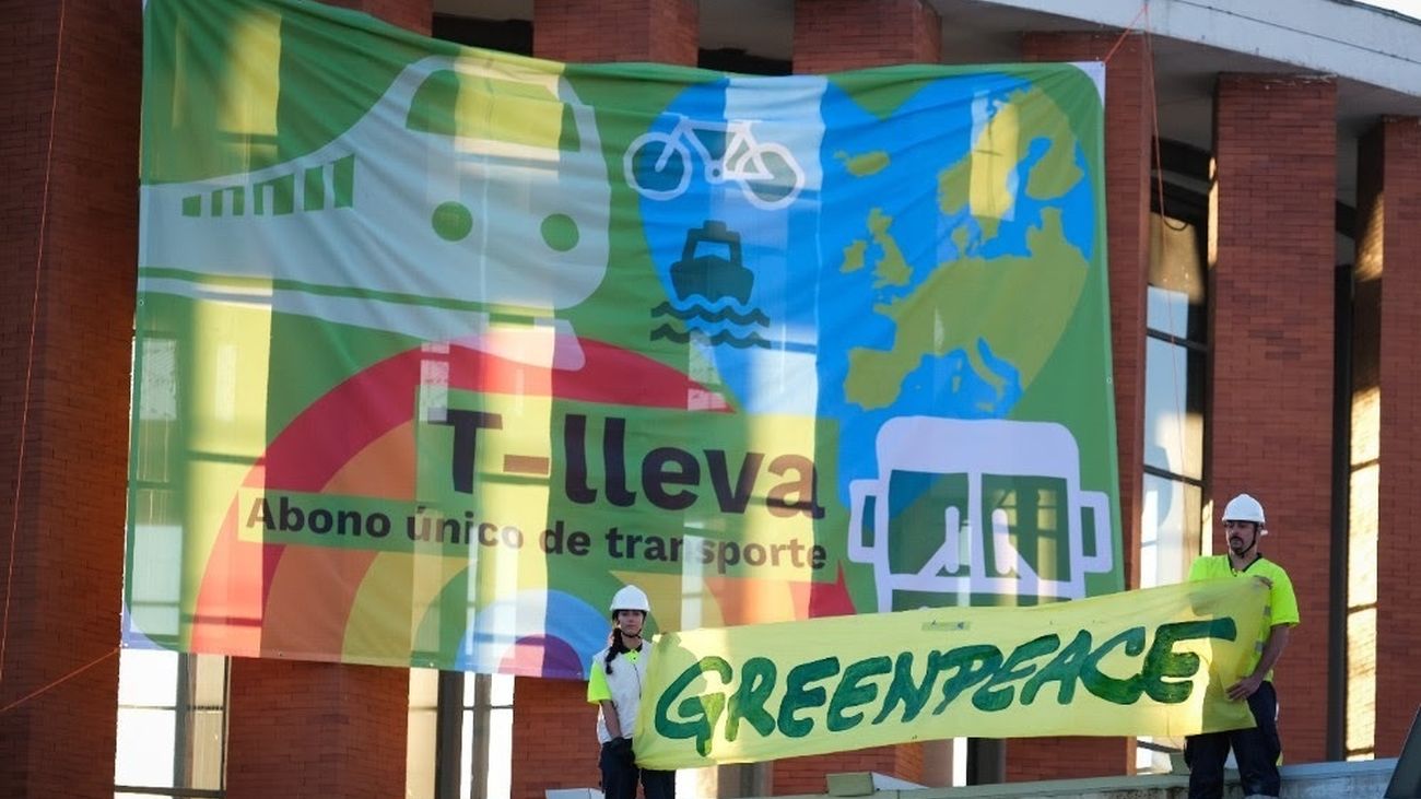 Greenpeace despliega una pancarta para reclamar un abono de transporte nacional