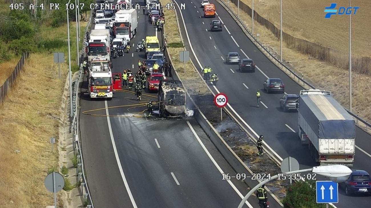 Equipos de emergencia en la A-4