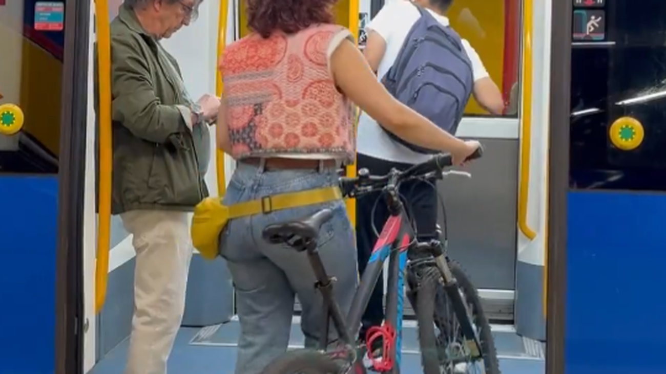 Pasajera del Metro con bicicleta