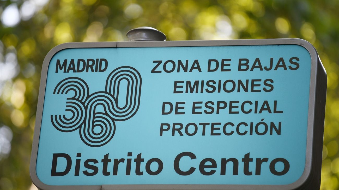 Un cartel indica la zona de bajas emisiones 360 del Distrito Centro