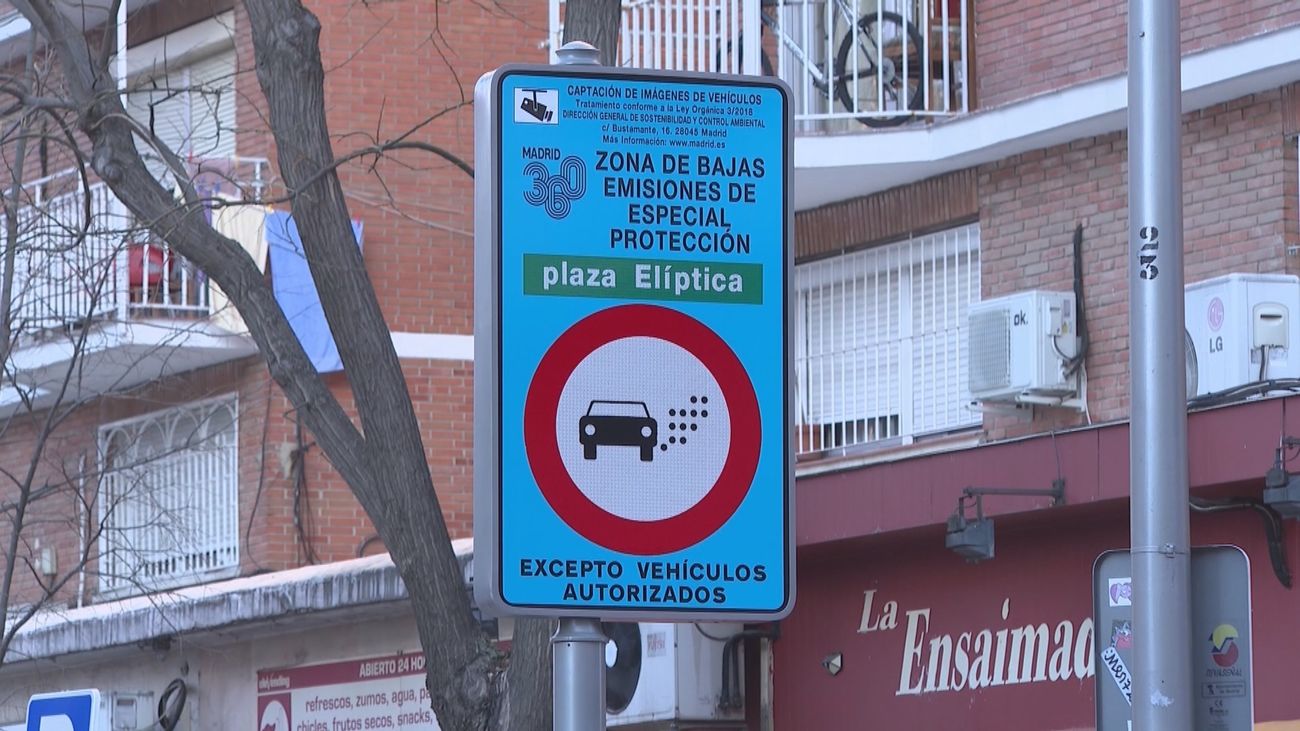 Señal de la zona de bajas emisiones (ZBE) de plaza Elíptica