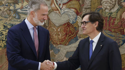 Felipe VI recibe al presidente de la Generalitat, Salvador Illa, en un ambiente de cordialidad