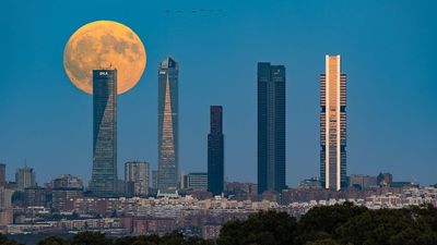 Las mejores fotos de la 'Superluna de la Cosecha' en Madrid