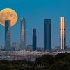 Las mejores fotos de la 'Superluna de la Cosecha' en Madrid