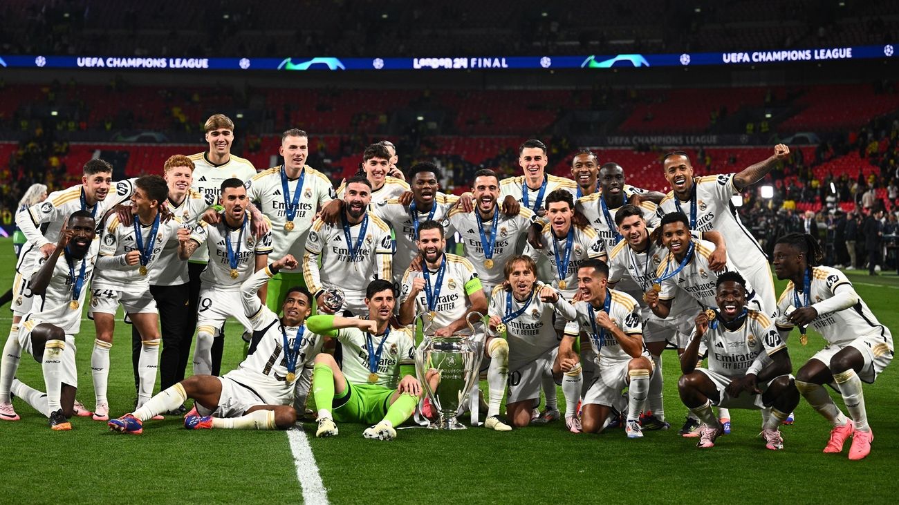 Foto de familia del Real Madrid con su trofeo número 14 de Champions League