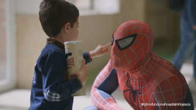 Spiderman, el héroe que acompaña a los verdaderos superhéroes en su hospitalización