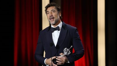 Un emocionado Javier Bardem dedica el Premio Donostia a su madre y a Penélope Cruz