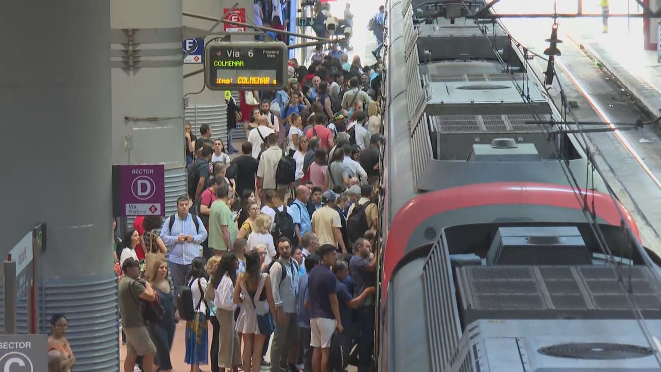 Viajeros de Cercanías en la estación de Atocha