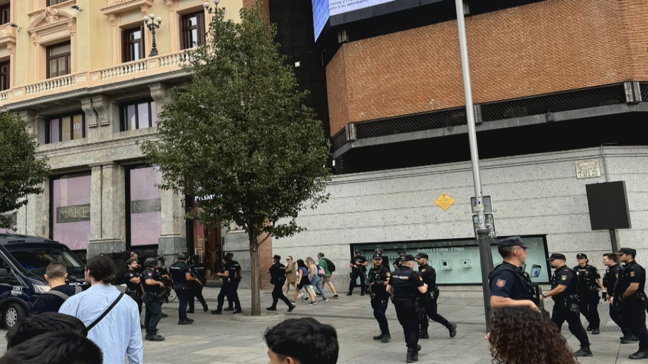 La policía desaloja la plaza de Callao