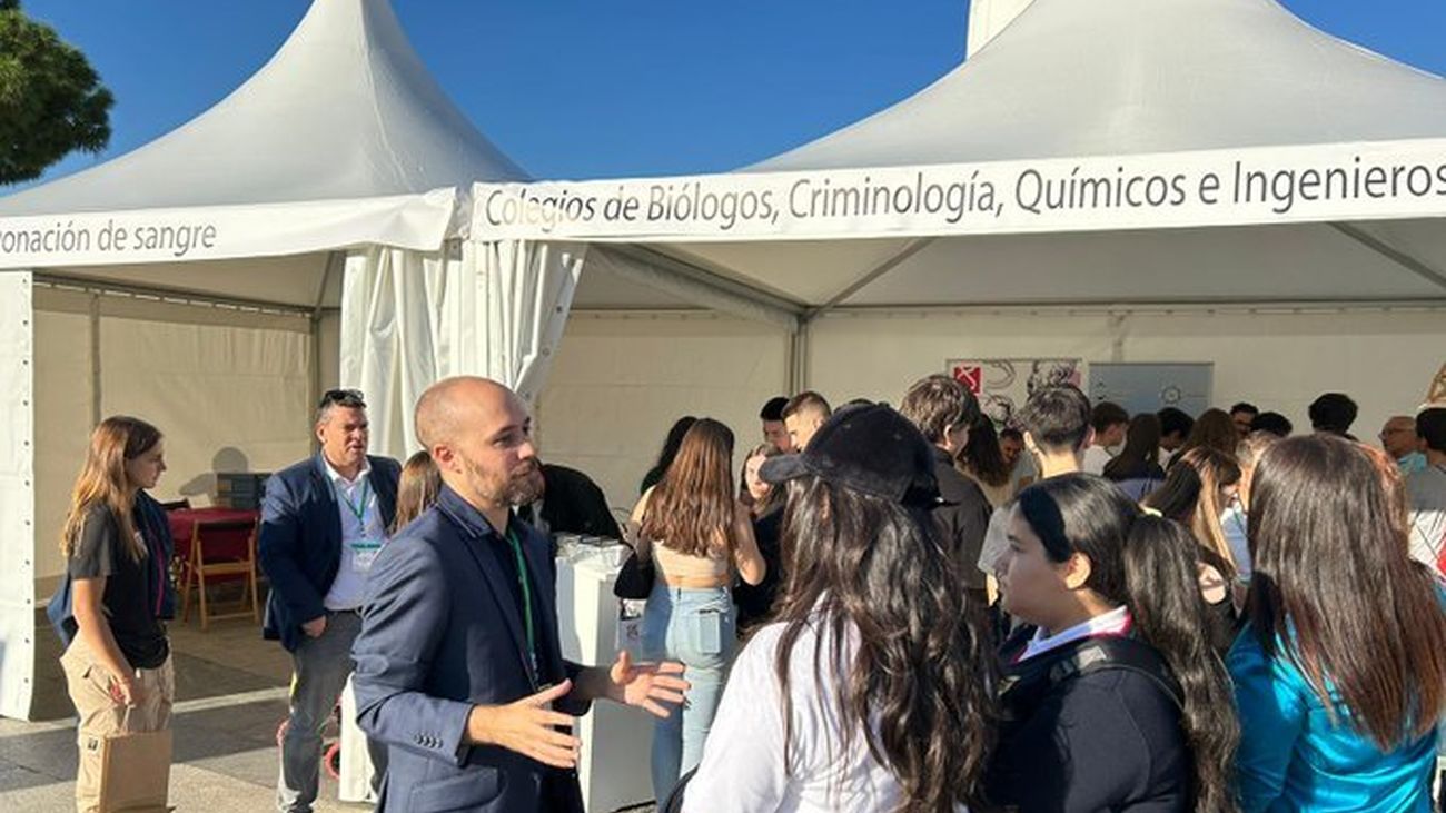 Carpa del  Colegio Profesional de la Criminología de la Comunidad de Madrid en del Día de las Profesiones