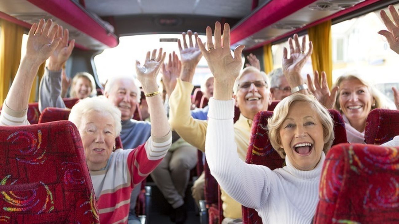 Personas mayores en un autobús camino de las vacaciones