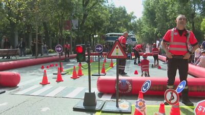 Miles de madrileños disfrutan del 'Día sin coches' en el centro de Madrid