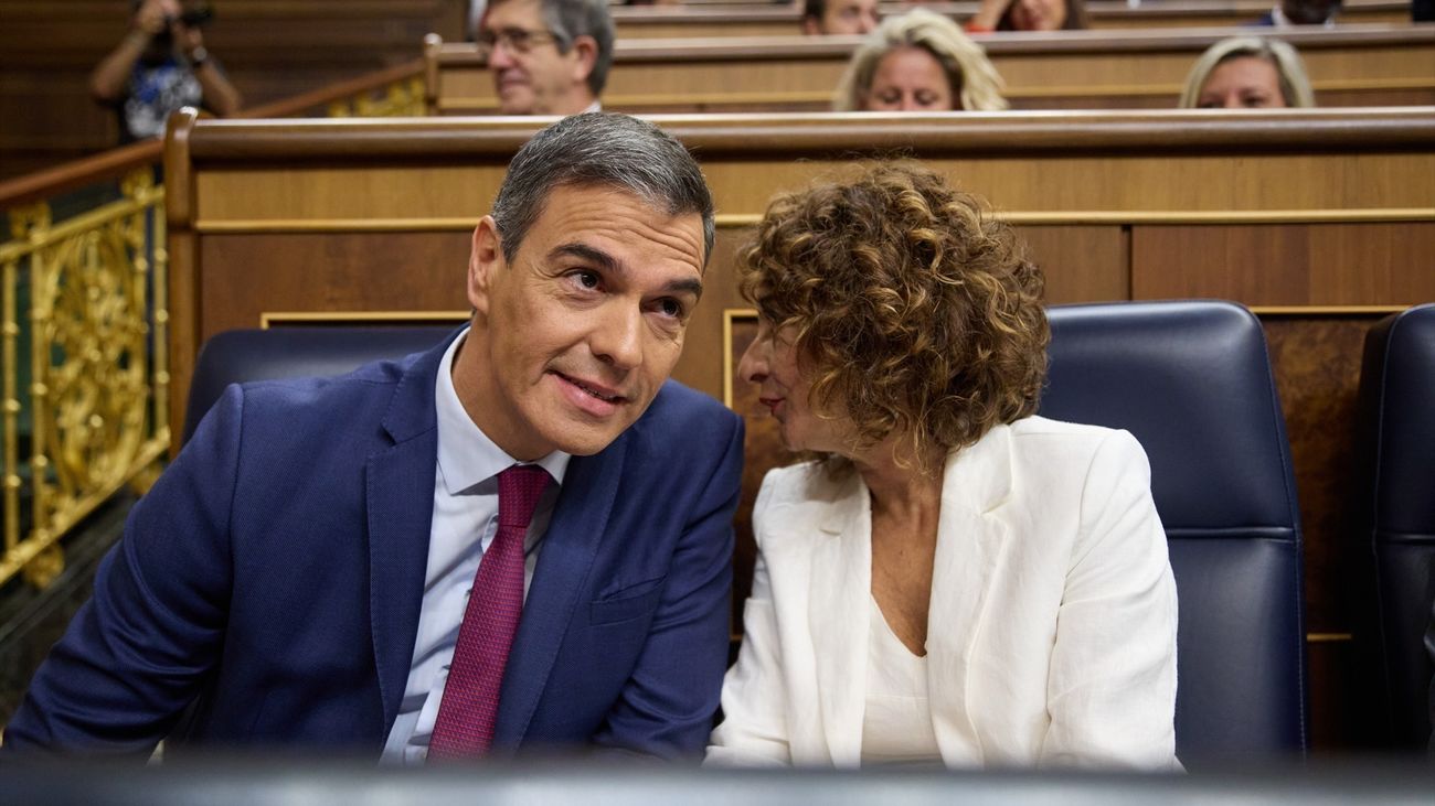 El presidente del Gobierno, Pedro Sánchez y la vicepresidenta primera y ministra de Hacienda, María Jesús Montero