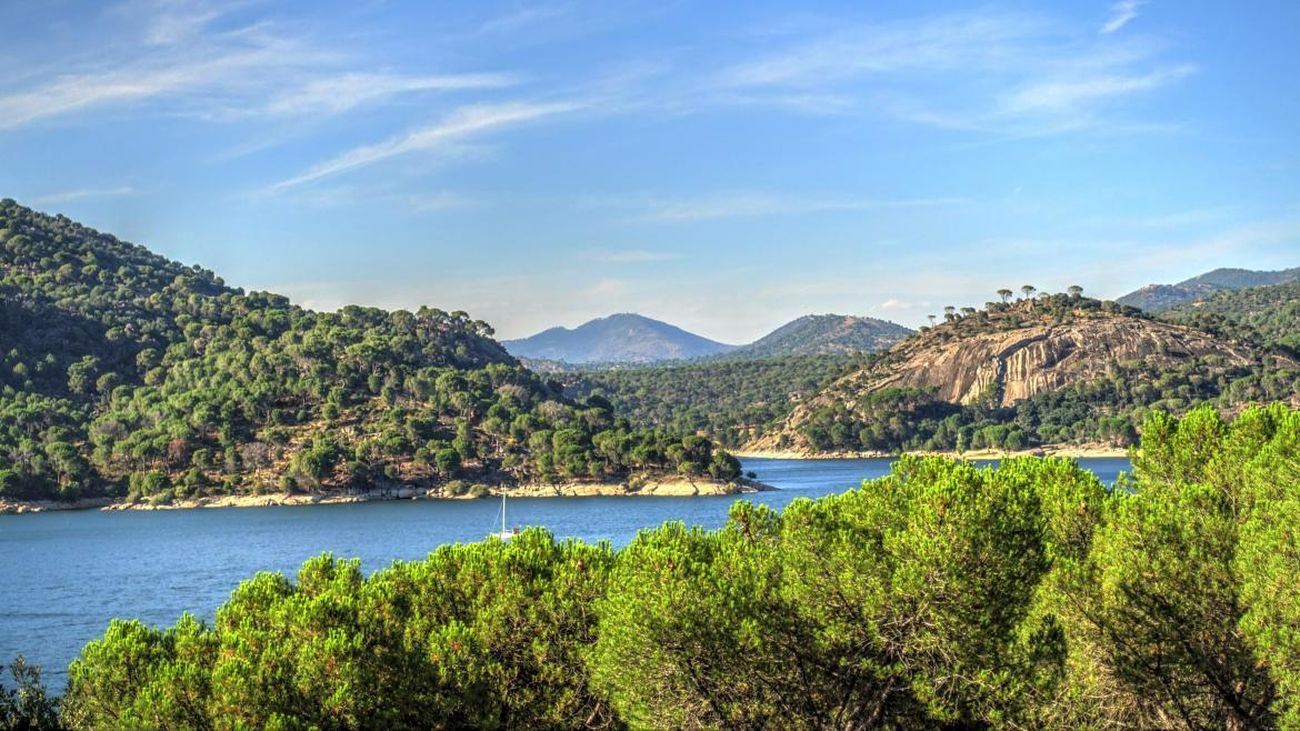 Vista de el embalse de San Juan y la naturaleza que lo rodea