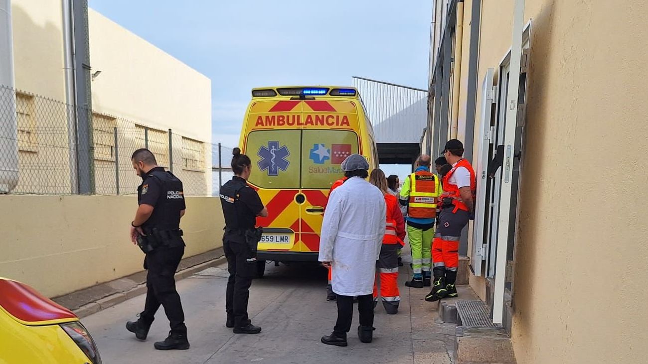 Policía, sanitarios y personal del matadero de Alcalá de Henares en el exterior de las instalaciones