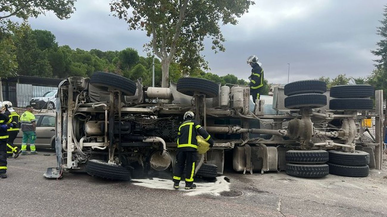 Bomberos intervienen en el vuelco de un camión en Arroyomolinos