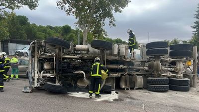 Vuelca una hormigonera en la calle Forjadores de Arroyomolinos