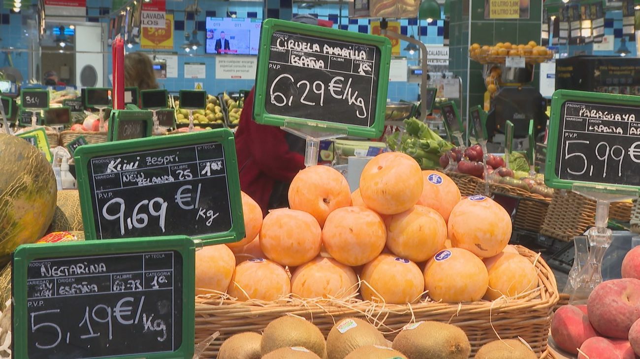 Carteles con precios en un supermercado