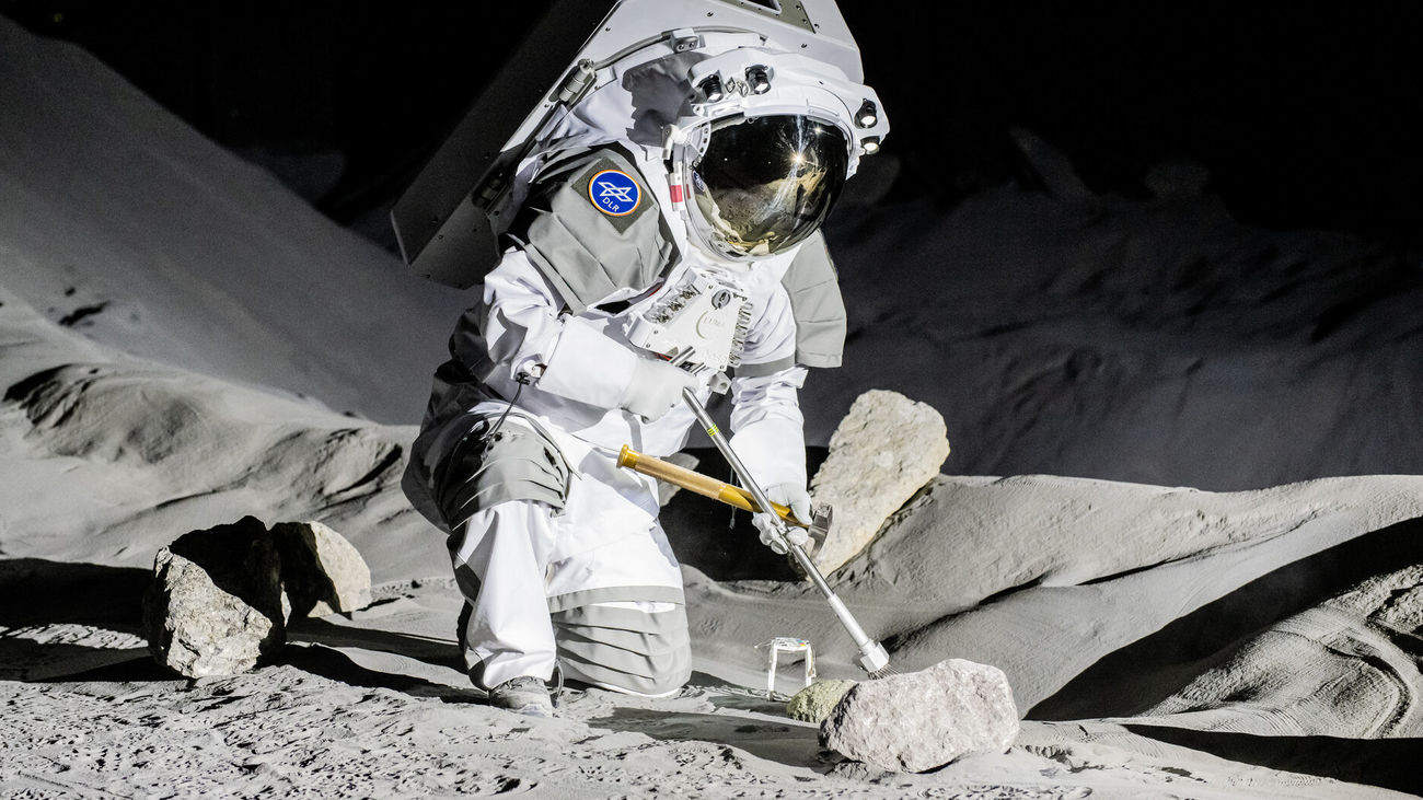 Un astronauta  de la ESA práctica en el simulador lunar