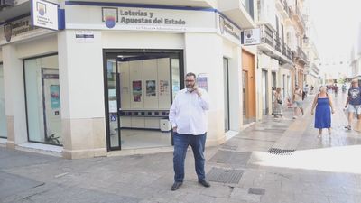 Dejan un sobre con 4.100 euros a un indigente en una administración de lotería en Málaga