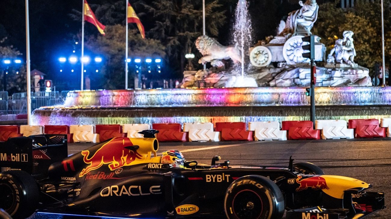 El piloto de F1 Checo Pérez con un bólido de Red Bull durante una exhibición de F1 en el centro de Madrid