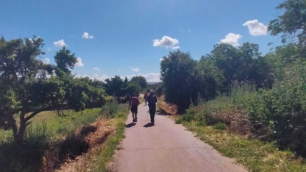 Caminantes atravesado Perales de Tajuña por el Camino de Uclés