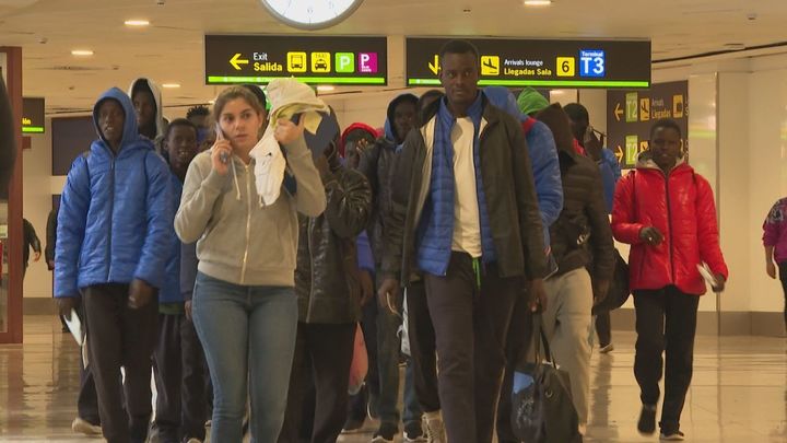 La mitad de los inmigrantes menores no acompañados de la Comunidad de Madrid entran por el aeropuerto de Barajas