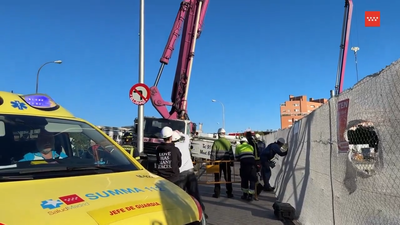 En estado crítico un trabajador al golpearle en la cabeza la pluma de una hormigonera en Usera