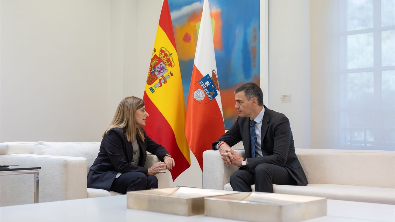 El presidente del Gobierno recibe a la presidenta de Cantabria, María José Sáenz de Buruaga, en el Complejo de La Moncloa