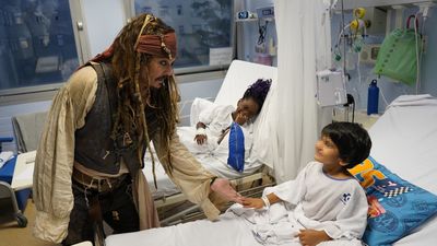 Johnny Depp visita a los niños de un hospital de San Sebastián caracterizado de Jack Sparrow