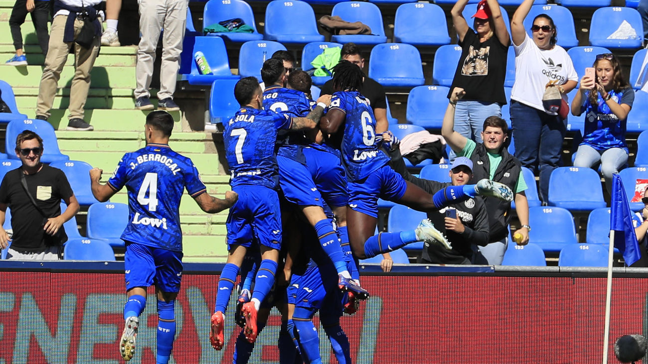 Los jugadores del Getafe festejan un gol al Alavés