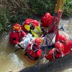 Imágenes del angustioso rescate de una yegua que cayó a una acequia en Alcalá de Henares