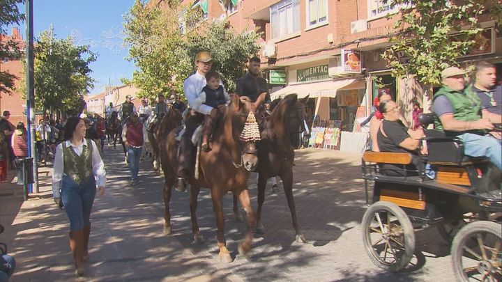 Un centenar de jinetes participan en la romería a caballo de Mejorada del Campo