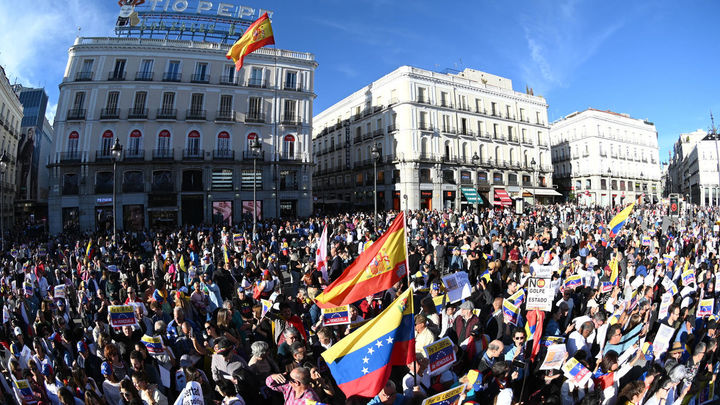 Miles de personas piden en Madrid "el fin de la tiranía de Maduro"