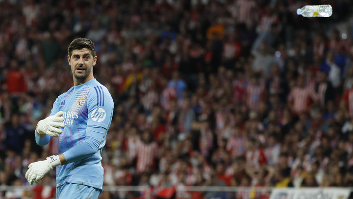 Lanzamiento de botella a Courtois en el derbi