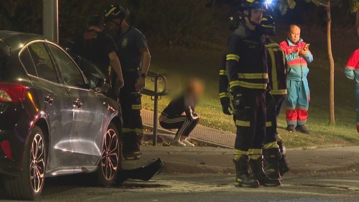 El hijo estrella su coche, lo abandona y la madre intenta asumir la culpa diciendo que era ella la que conducía