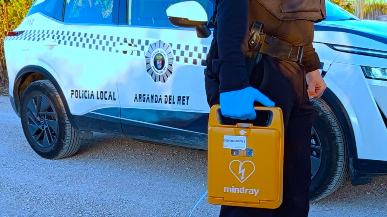 Una agente de policía local de Arganda del Rey hace uso de los medios de reanimacion cardiorrespiratoria