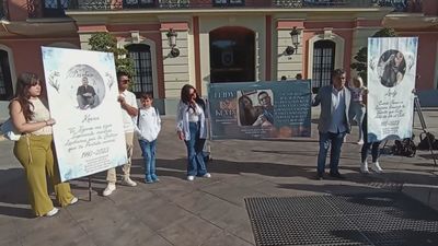 Familiares de los fallecidos en los incendios de las discotecas de Murcia se concentran ante el ayuntamiento