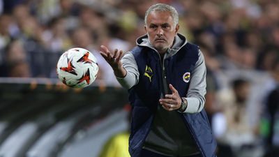 Mourinho improvisa su propio VAR para protestar una decisión arbitral