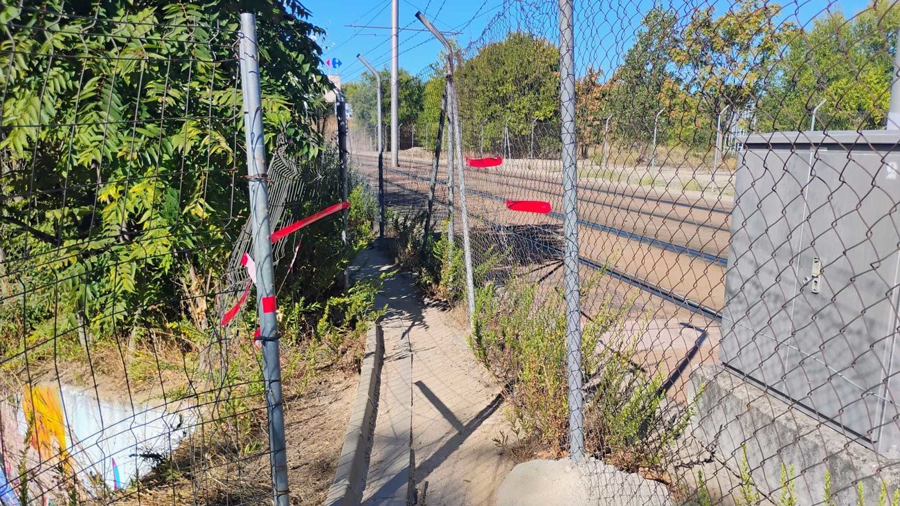 Paso del camino sobre el Arroyo Meaques y las vías del Metro Ligero, en Pozuelo de Alarcón