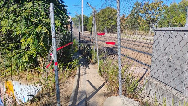 Vecinos señalizan un tramo peligroso en un camino de Pozuelo de Alarcón